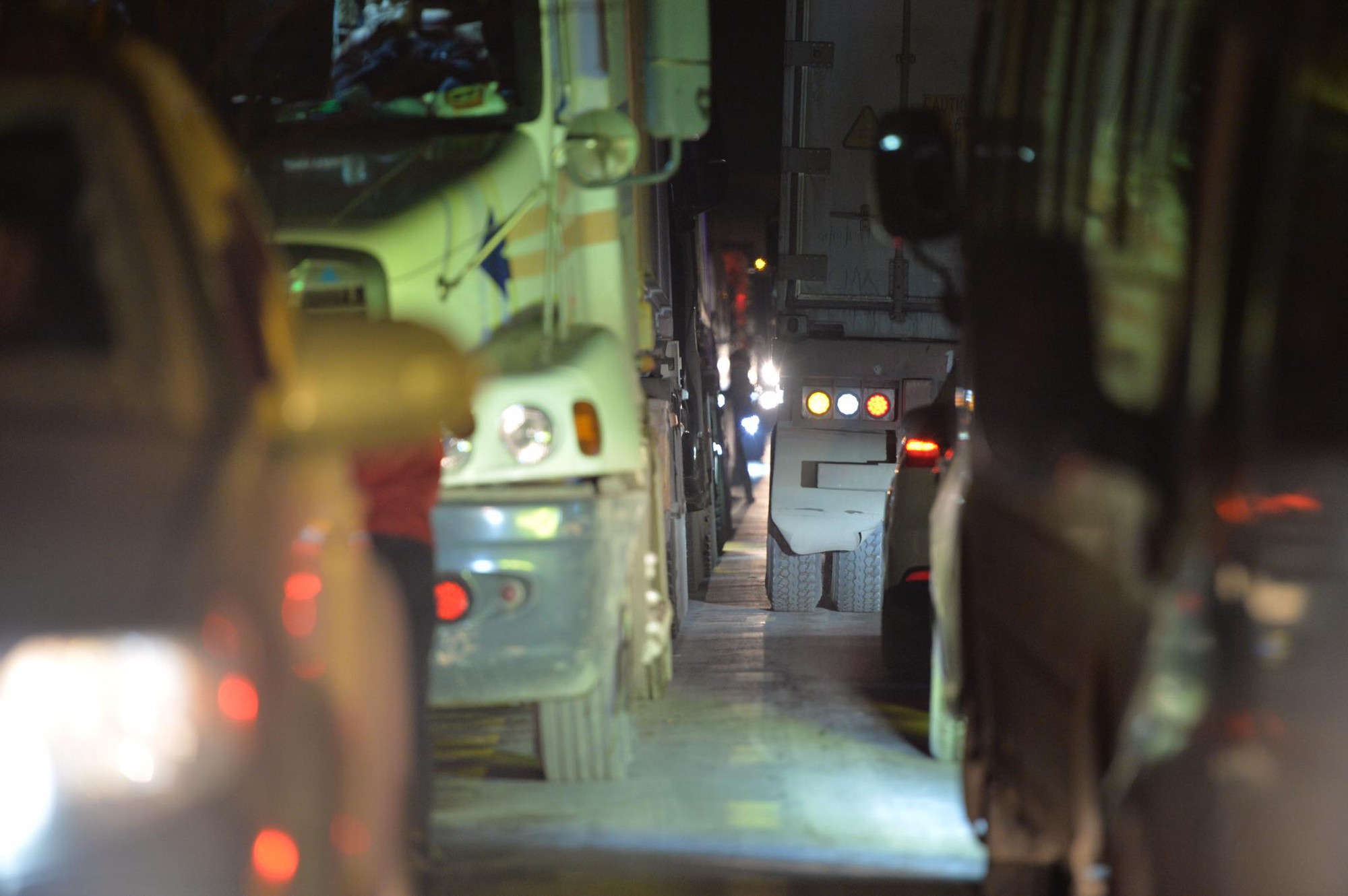 Tắc đường hàng cây số từ Lào Cai lên Sa Pa, tài xế tắt máy nghỉ ngơi giữa đường do không thể di chuyển